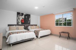 Postel nebo postele na pokoji v ubytování Azor Hotel Cali Versalles