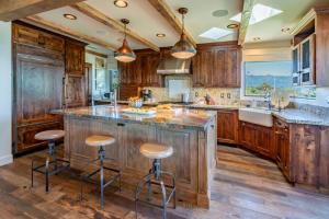 Køkken eller tekøkken på Nirvana by Paradise Retreats