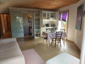 MonteggioにあるLa Nave B&Bのリビングルーム、キッチン(テーブル、椅子付)