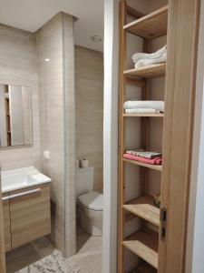 un baño con inodoro y lavabo en Prestigia plage des nations F3 suite parentale, chambre 2 lits, salon séjour terrasse, 2 salle de bain, en Sidi Bouqnadel