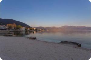 代诺维奇Studio Dream 30m od plaze的享有山脉的水域景致