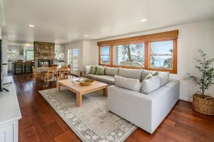 Χώρος καθιστικού στο Ocean Breeze Abode by Paradise Retreats +29 φωτογραφίες