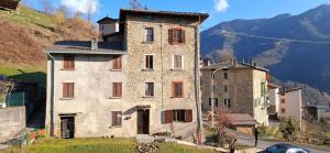 an old stone building on the side of a street at La Dimora di Beatrice in Santa Brigida
