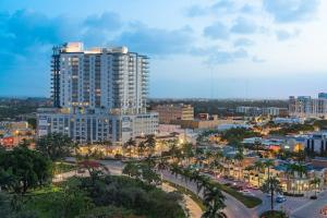 a view of a city with a large building at 10 Minutes from Beach Full House in Hollywood