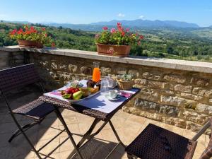 A general mountain view or a mountain view taken from a vidéki vendégházakat