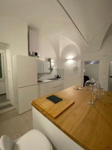 een keuken met een houten aanrecht in een kamer bij Sole Mio in Sanremo