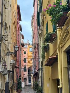 een steegje tussen gebouwen in een Italiaanse stad bij Sole Mio in Sanremo