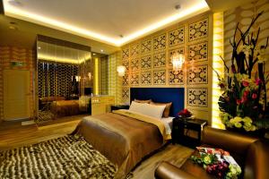 a bedroom with a bed and a couch in a room at Hea Duenn Motel in Taichung +56 photos