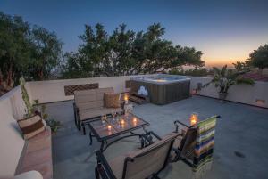 サンタバーバラにあるRancho Vista by Paradise Retreatsのパティオ(テーブル、椅子、ホットタブ付)