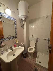 Ένα μπάνιο στο Anthula Apartments