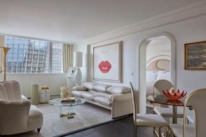 un salon avec un canapé et une table dans l'établissement Sea Containers London, à Londres 68 autres photos