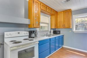 12 Mi to Lake Access Port Arthur Apt with Yardにあるキッチンまたは簡易キッチン