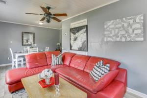 12 Mi to Lake Access Port Arthur Apt with Yardにあるシーティングエリア