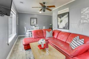 12 Mi to Lake Access Port Arthur Apt with Yardにあるシーティングエリア