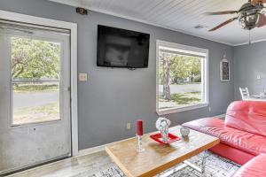 12 Mi to Lake Access Port Arthur Apt with Yardにあるテレビまたはエンターテインメントセンター
