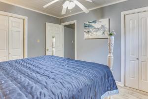 12 Mi to Lake Access Port Arthur Apt with Yardにあるベッド