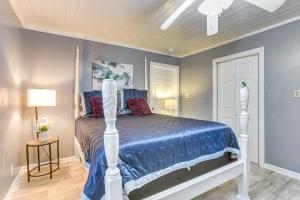 ポート・アーサーにある12 Mi to Lake Access Port Arthur Apt with Yardの青い掛け布団が敷かれたベッドのある寝室