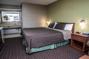 Postel nebo postele na pokoji v ubytování Mississauga Gate Inn