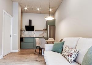 a living room with a couch and a kitchen at Arima Apartamentuak 1, Moderno, accesible in Getaria