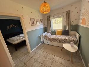 a small bedroom with a bed and a window at Das Eulennest in Sankt Andreasberg