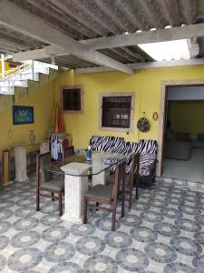 a dining room with a table and chairs at Kitão Completo ao lado da Balsa Bertioga in Bertioga