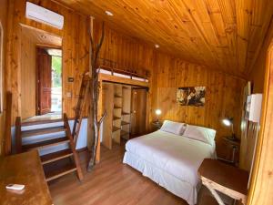 Postel nebo postele na pokoji v ubytování Lodge Colbún + 37 fotografií