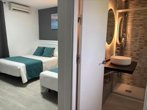 Postel nebo postele na pokoji v ubytování Hostal Los Mellizos