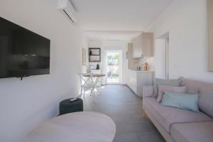 Μια τηλεόραση ή/και κέντρο ψυχαγωγίας στο Apartamentos Arkhe Denia