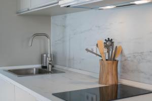 Η κουζίνα ή μικρή κουζίνα στο Apartamentos Arkhe Denia +33 φωτογραφίες