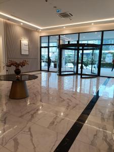 una hall con tavolo al centro di un edificio di Sea view Apartments in Orbi City a Batumi Altre 94 foto