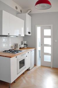 Kuchyň nebo kuchyňský kout v ubytování Central-Modern-Apartment