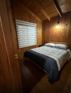 Ένα ή περισσότερα κρεβάτια σε δωμάτιο στο acogedora cabaña