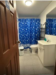 Ένα μπάνιο στο acogedora cabaña