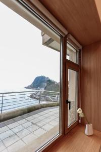 une maison avec vue sur l'océan dans l'établissement Calma y naturaleza en Gaztatape, à Getaria