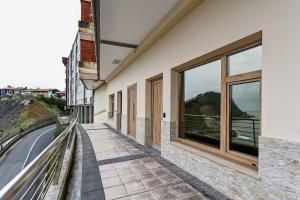 un bâtiment avec des fenêtres et un balcon avec vue dans l'établissement Calma y naturaleza en Gaztatape, à Getaria