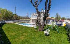 una casa con un árbol y un columpio en Beautiful Home In Nedescina With Wifi, en Nedeščina 38 fotos más