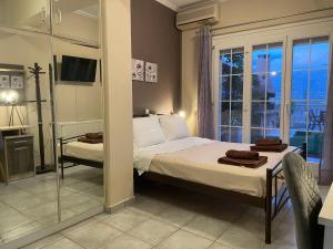 A bed or beds in a room at Ira Apartments