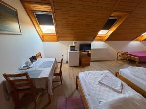 A bed or beds in a room at Haramia Csapszék és Fogadó