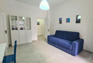 a blue couch sitting in a living room at Lucy Apartment sul lungomare in Maiori
