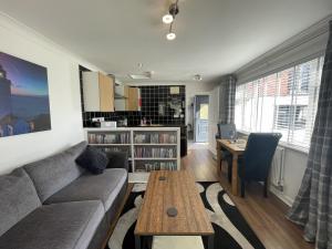 ShirehamptonにあるSerene Countryside Escape with Parkingのソファとテーブルのあるリビングルーム