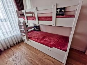 een paar stapelbedden in een kamer bij Simfonija-Belgrade Waterfront - Apartmans in Belgrado