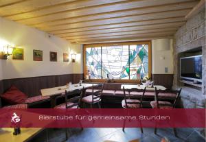 TV a/nebo společenská místnost v ubytování Schwarzwald Lodge Inselklause