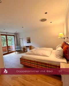 Postel nebo postele na pokoji v ubytování Schwarzwald Lodge Inselklause