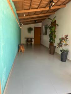 una stanza vuota con piante e un soffitto in legno di Casa melo a Pirenópolis