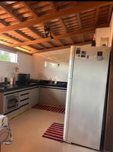 una cucina con frigorifero bianco in una camera di Casa melo a Pirenópolis 1 altra foto