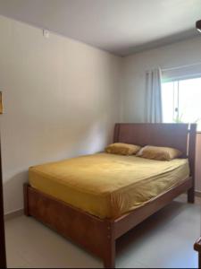 una camera da letto con un letto in una stanza con una finestra di Casa melo a Pirenópolis