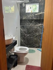 un bagno con un water e un lavandino di Casa melo a Pirenópolis