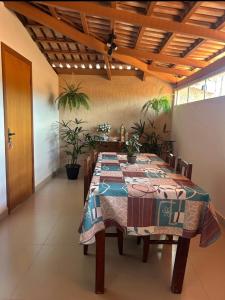 una sala da pranzo con tavolo in una stanza di Casa melo a Pirenópolis