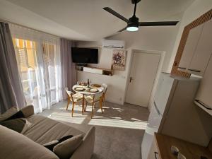 una sala de estar con un sofá y una mesa en Calabria Dream Holiday Home, en Scalea