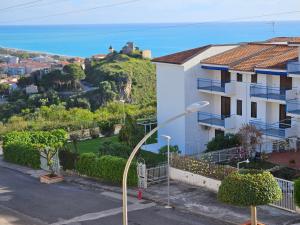 Un edificio con vista a una colina y al océano. en Calabria Dream Holiday Home, en Scalea